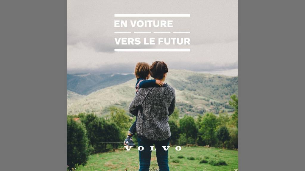 Homme tenant un enfant dans ses bras regardant la montagne