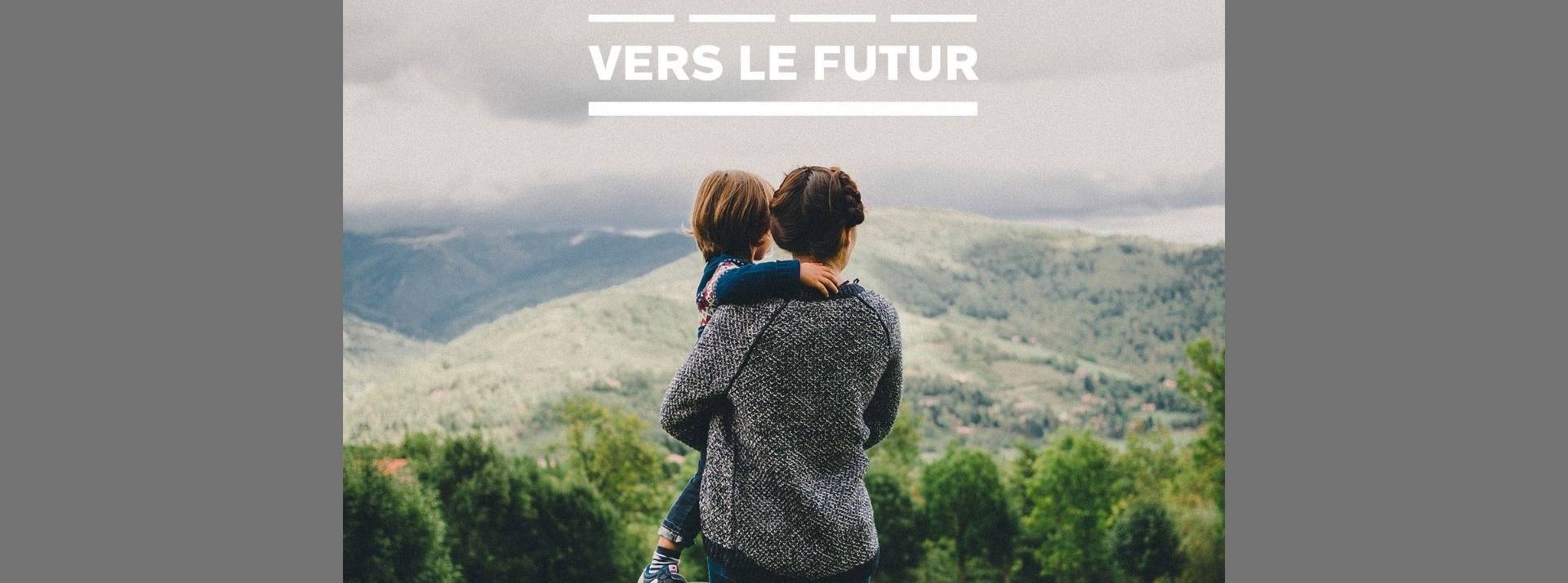 Lancement du septième épisode du podcast « En voiture vers le futur », imaginé par Volvo Car France Homme tenant un enfant dans ses bras regardant la montagne