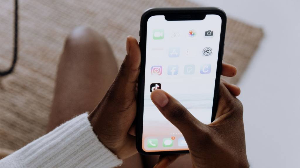 Smartphone avec le logo TikTok