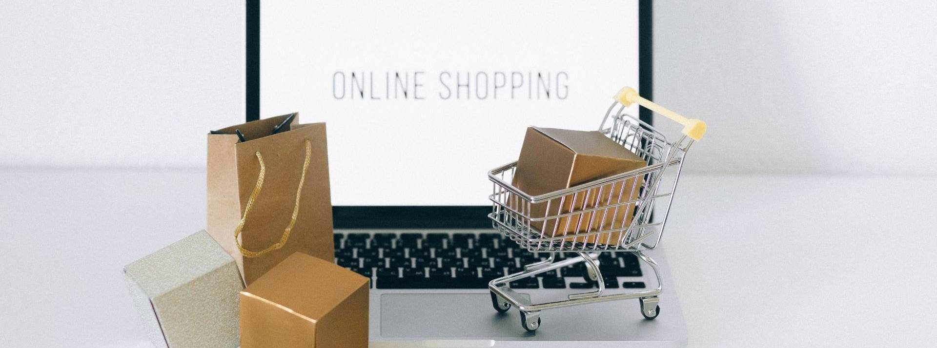 Sendinblue rachète 3 entreprises pour 40 millions d’euros, afin de développer son offre à destination des e-commerçants. Ordinateur -Caddie - Cartons