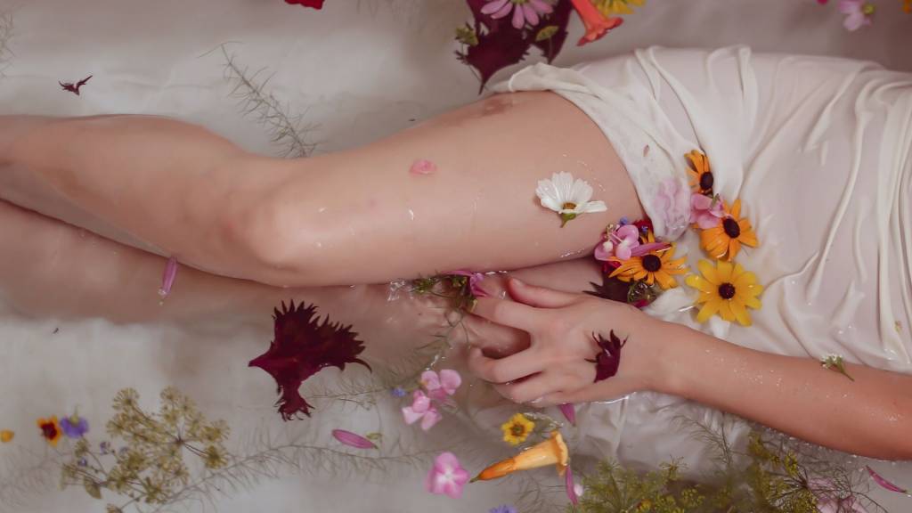 Femme - bain - fleurs