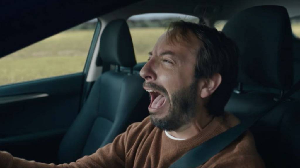 - Si j'avais su - , la nouvelle campagne de Skoda France & Rosa Paris que vous feriez mieux de ne pas rater Homme pleurant de colère au volant d'une voiture