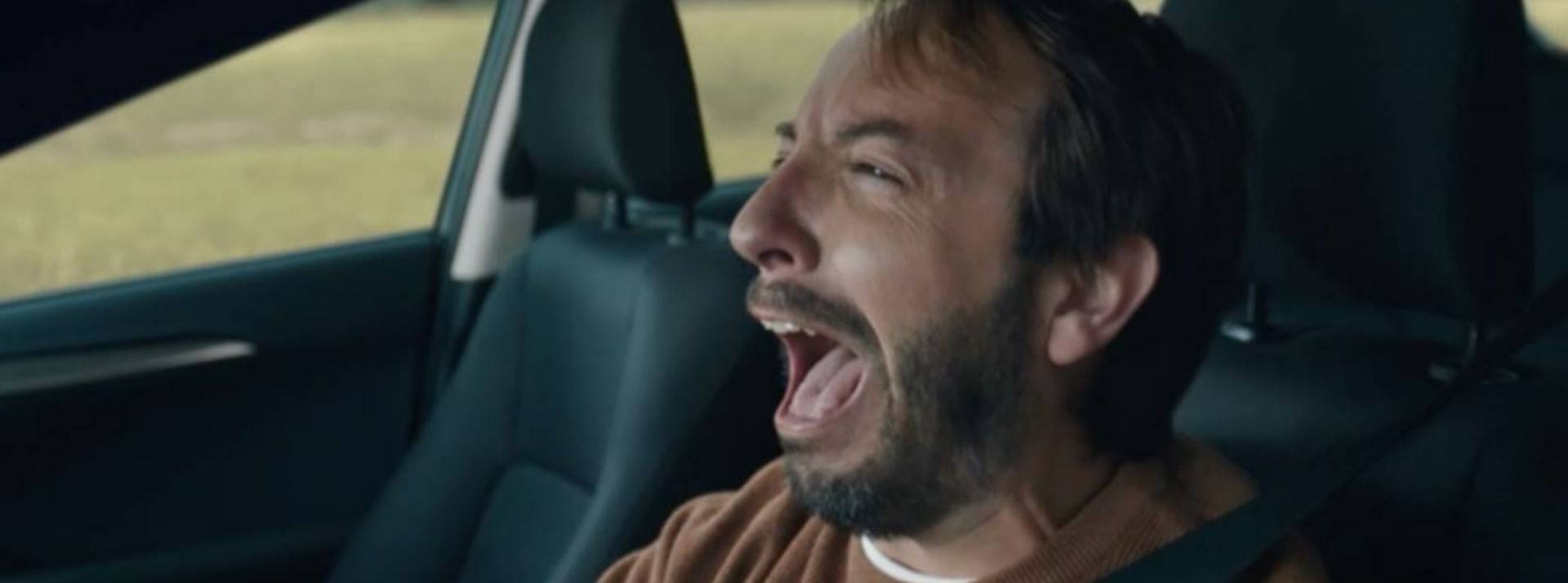 - Si j'avais su - , la nouvelle campagne de Skoda France & Rosa Paris que vous feriez mieux de ne pas rater Homme pleurant de colère au volant d'une voiture