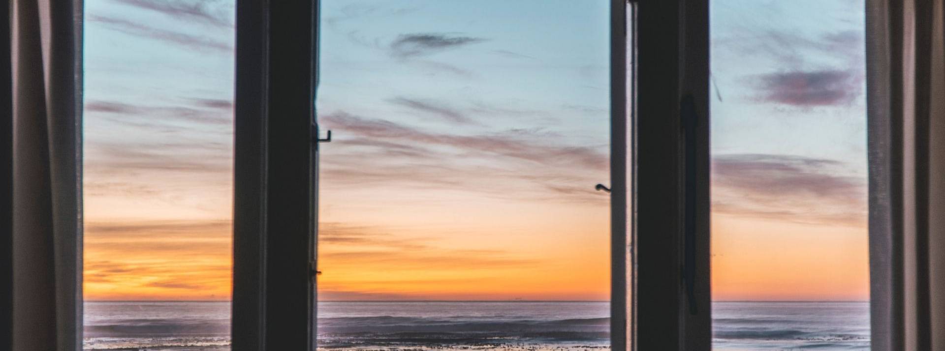 Spécialiste de l’automatisation des ouvertures et des fermetures des maisons et bâtiments, Somfy présente sa stratégie de développement durable Fenêtre avec vue sur mer