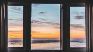 Fenêtre avec vue sur mer
