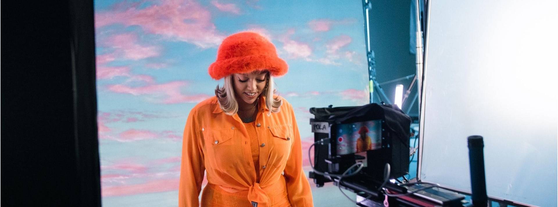 Vice tourne un clip vidéo de la chanteuse Mahalia avec un nouveau smartphone de la gamme Xiaomi Mi 11 Chanteuse Mahalia