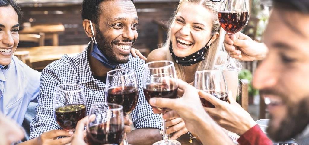Des gens qui boivent du vin