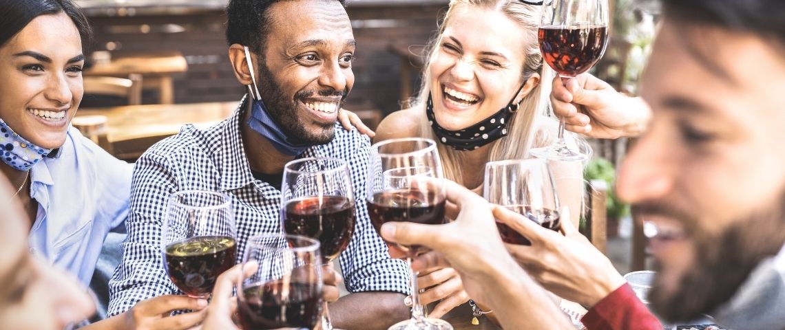La startup Raisin souhaite lever des fonds pour promouvoir un vin éco-responsable Des gens qui boivent du vin