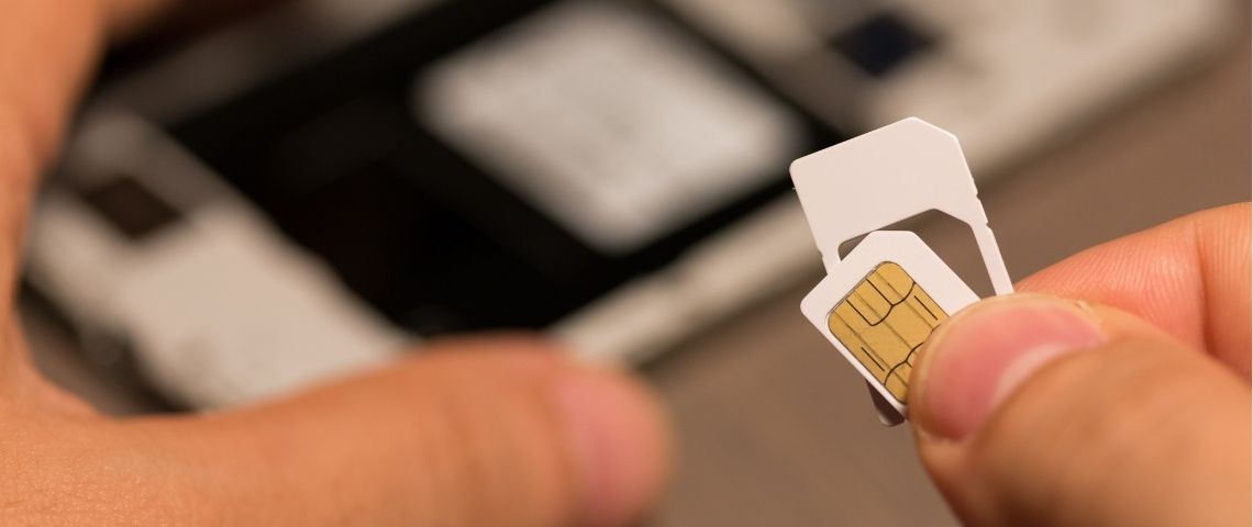 Vodafone lance son Eco-SIM en plastique 100% recyclé avec Thalès. Carte SIM dans une main.