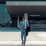 Un homme sort de l'aéroport