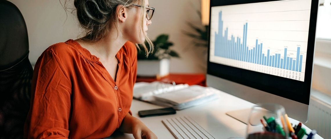 La data est au coeur de la transformation digitale des PME en 2022 Une femme devant un ordi