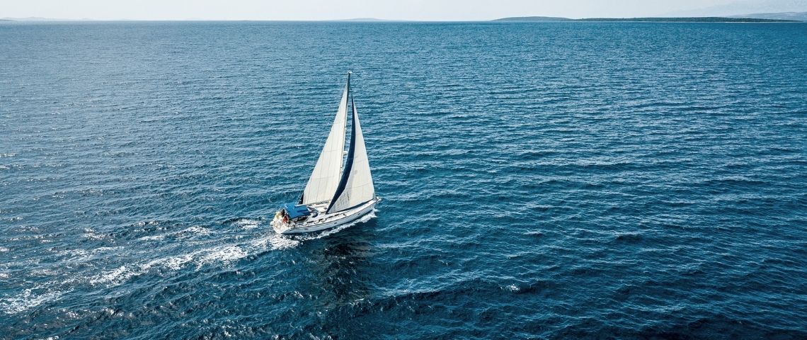 Entre voyage et éco-responsabilité, le pari de Sailcoop. Vue aérienne d’un voilier.