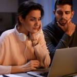 Deux personnes travaillent