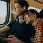 Deux personnes dans un train