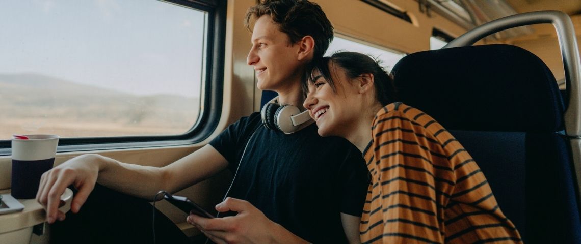 Business as unusual : expérimenter de nouveaux business modèles Deux personnes dans un train