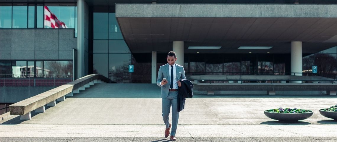 Pourquoi optimiser son référencement international ? Un homme sort de l'aéroport