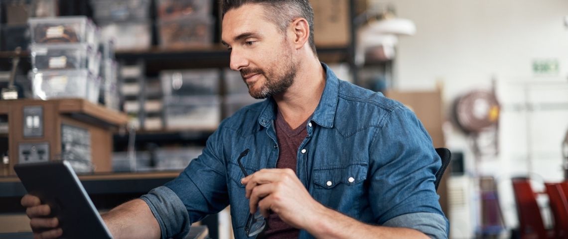 Comment booster son « domain authority » ? un homme devant un ipad