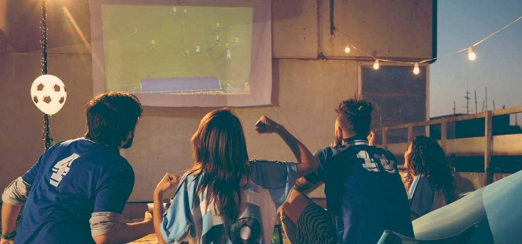 Des gens qui regardent un match de foot