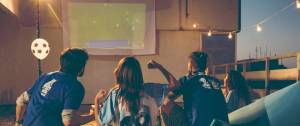 Des gens qui regardent un match de foot