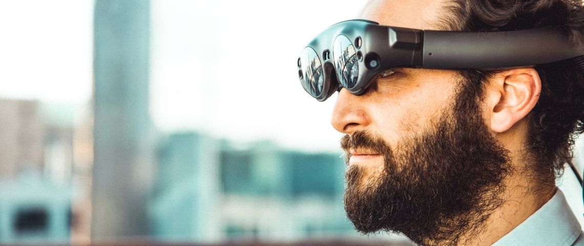 Quel sera le rapport annuel de demain ? un homme avec des lunettes