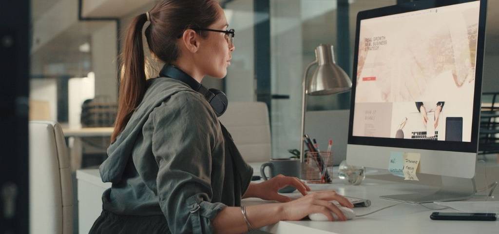Comment produire facilement ses supports imprimés ? Le cas de Easycatalog Une femme devant un PC