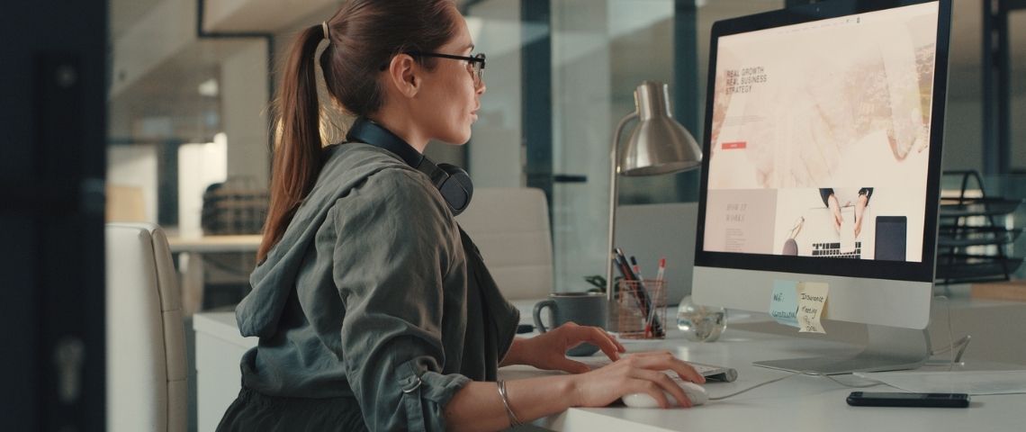 Comment produire facilement ses supports imprimés ? Le cas de Easycatalog Une femme devant un PC