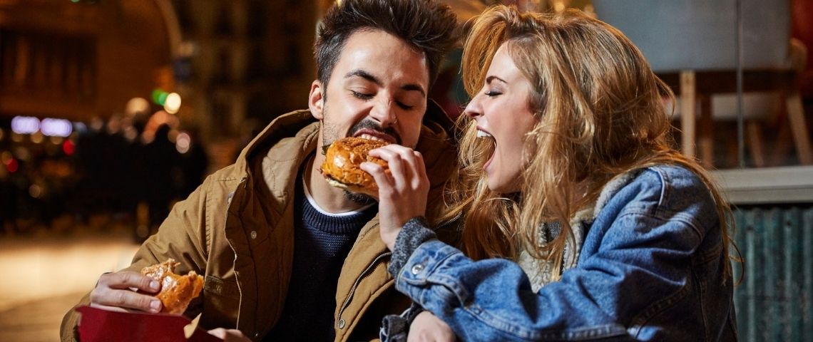 Business as unusual : quand les industries expérimentent de nouvelles idées Deux personnes mangeant un burger