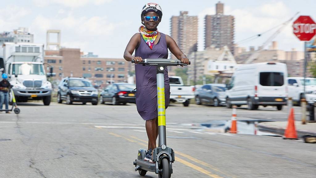 Femme sur une trottinette électrique