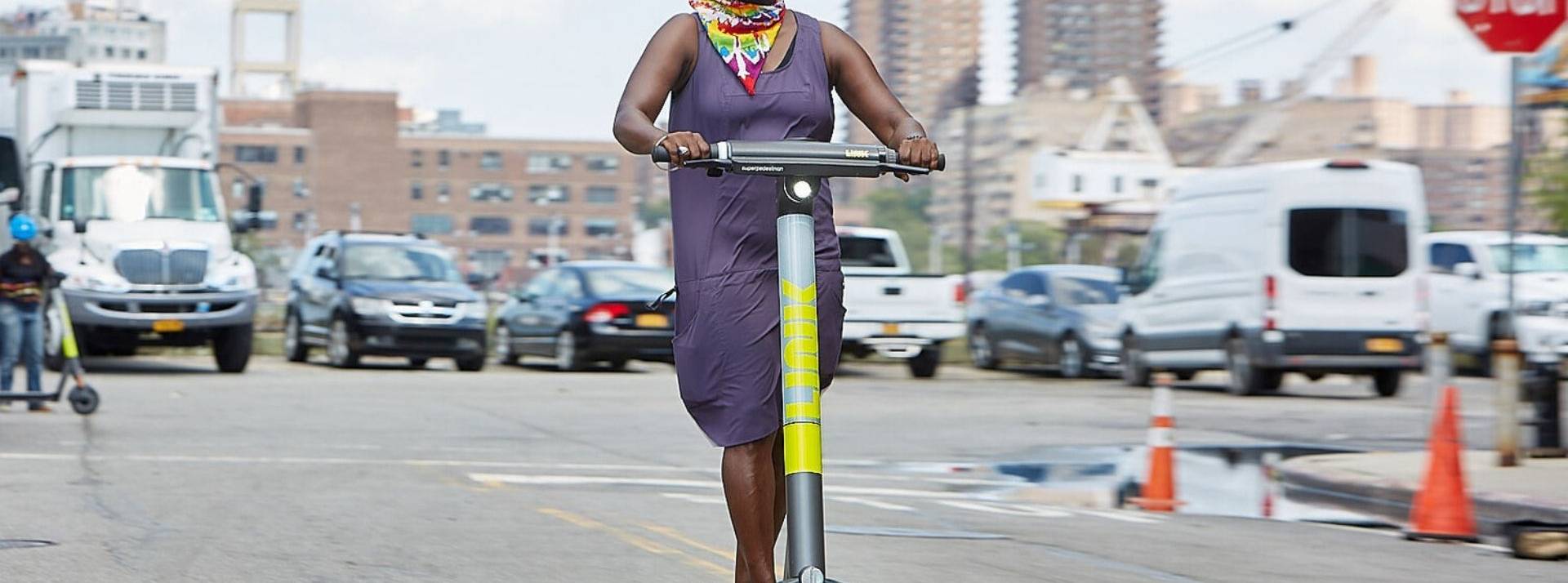 Superpedestrian lance ses trottinettes électriques link à Bordeaux la france devient le huitième pays d’implantation de l’entreprise Femme sur une trottinette électrique