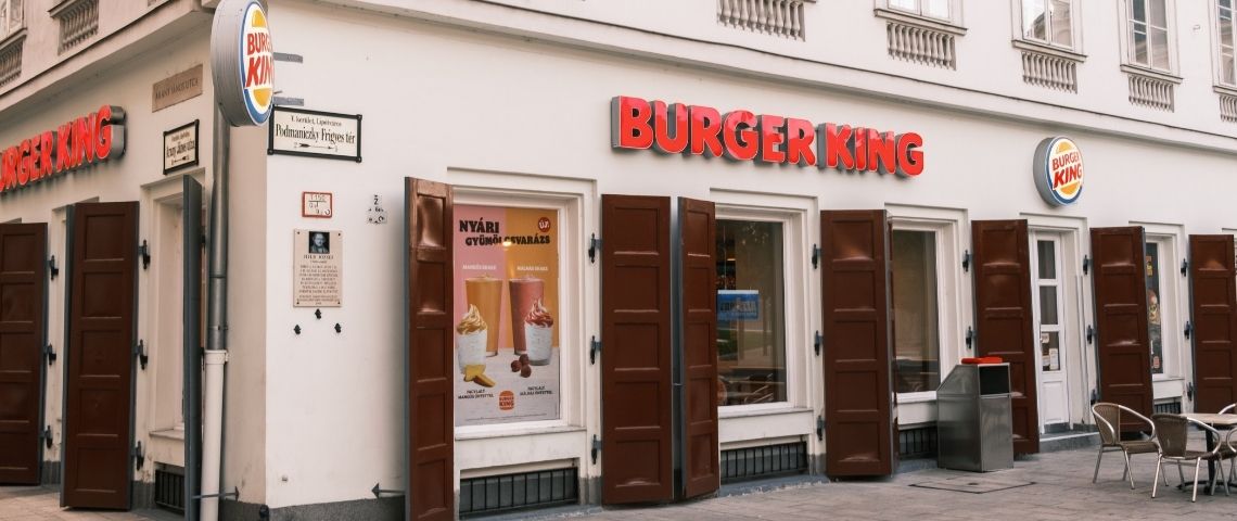 Burger King en partenariat avec Qlik pour booster l’efficacité de son service client Devanture d'un restaurant Burger King