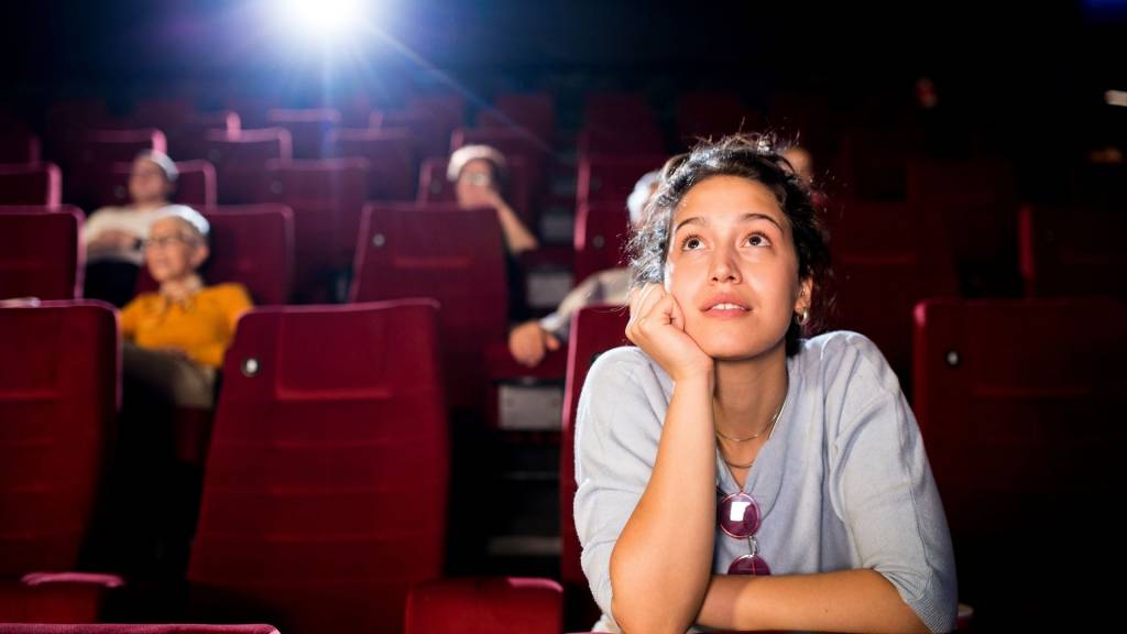 Femme dans une salle de cinéma