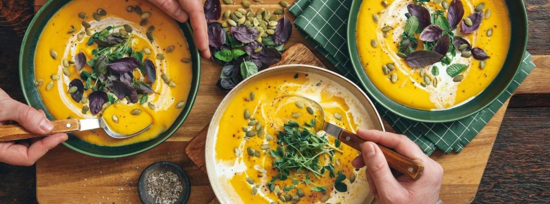 Avekapeti, startup qui rend la livraison de plats faits maison possible à grande échelle, annonce une levée de fonds de 2 millions d’euros 3 assiettes de soupe de potiron