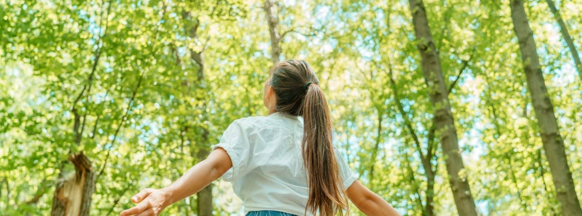 La Banque Postale s’engage à sortir des énergies fossiles à l’horizon 2030, une étape majeure dans sa stratégie bas carbone emme libre respirant l’air propre dans la forêt de nature