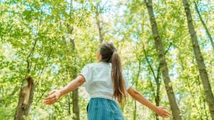 emme libre respirant l’air propre dans la forêt de nature
