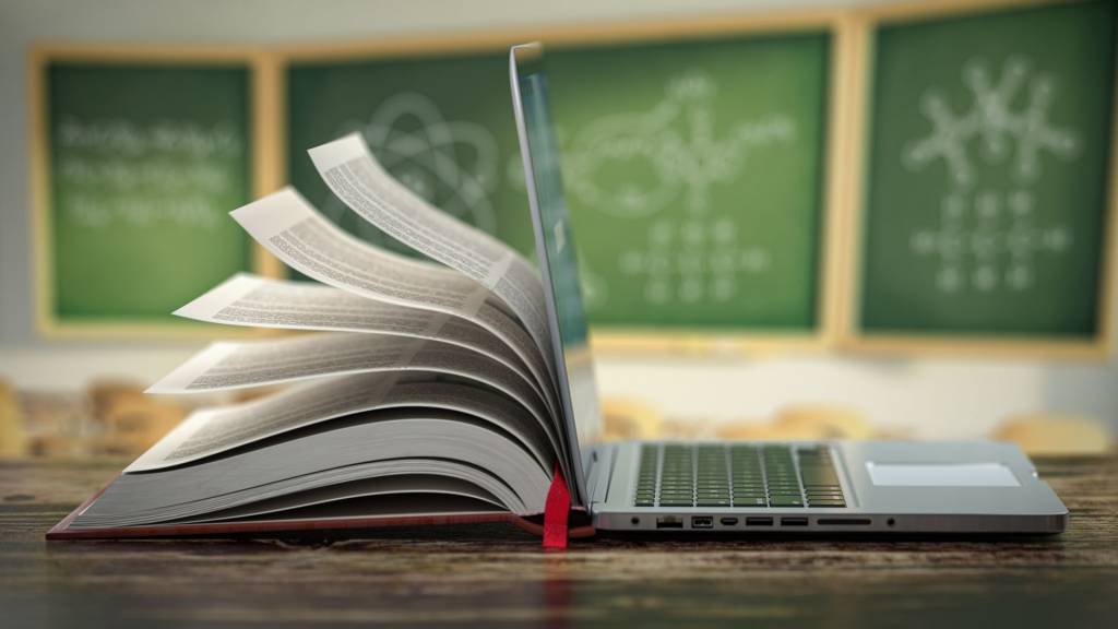 E-learning éducation en ligne ou concept d’encyclopédie internet. Ouvrez la compilation d’ordinateur portable et de livre dans une salle de classe