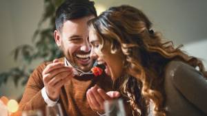 Homme et femme partageant un repas