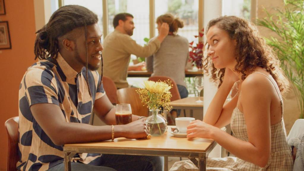 Homme et femme au restaurant, face à face