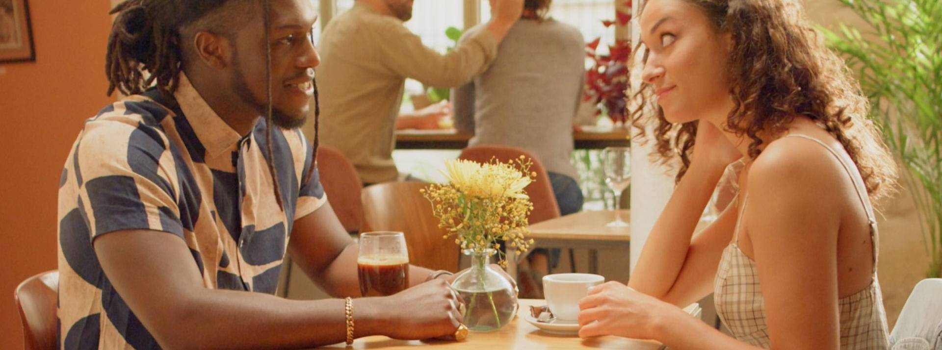 Bumble et TikTok s’associent dans le cadre d'un partenariat au Royaume-Uni, en France et en Allemagne Homme et femme au restaurant, face à face