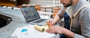 Propriétaire d’entreprise faisant les livres dans un restaurant.