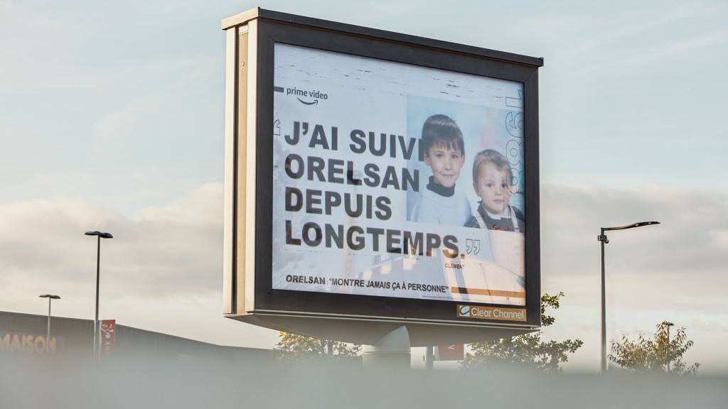 Panneau avec une photo d'Orelsan et de son frère petits