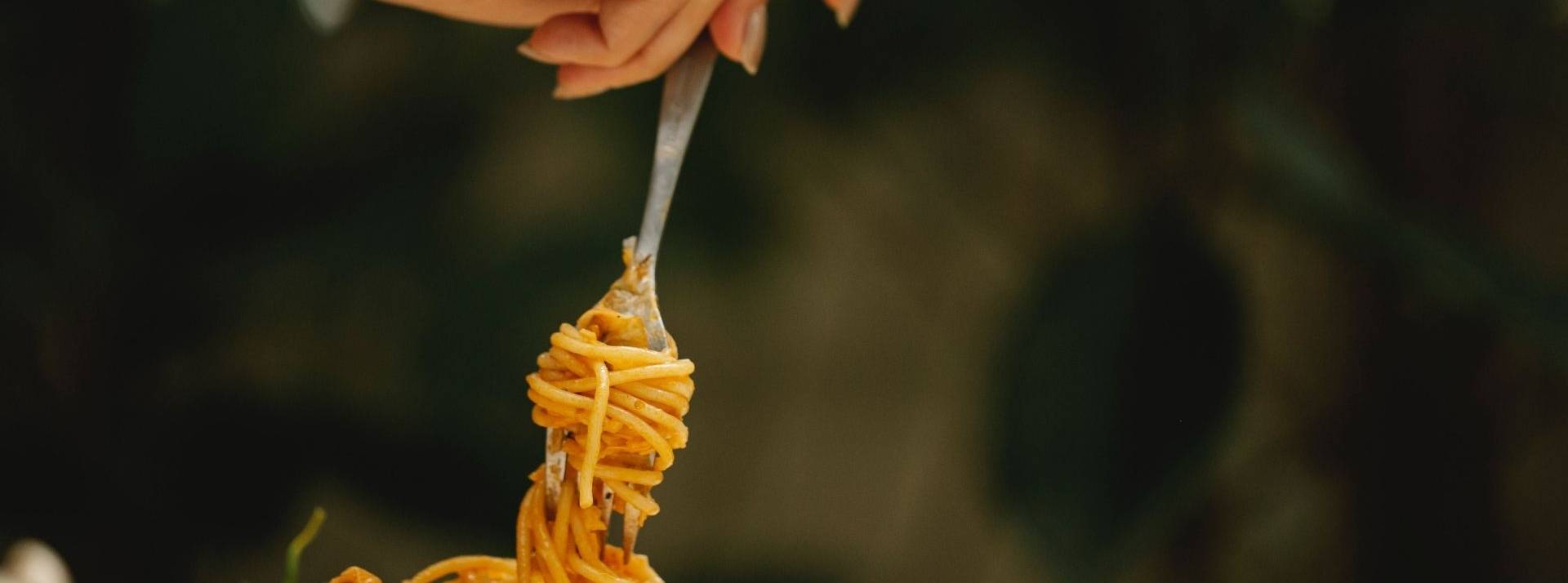 Cala, une entreprise utilisant des robots high-tech pour confectionner des plats annonce une levée de fonds de 5,5M€ Femme tenant une fourchette avec des pâtes
