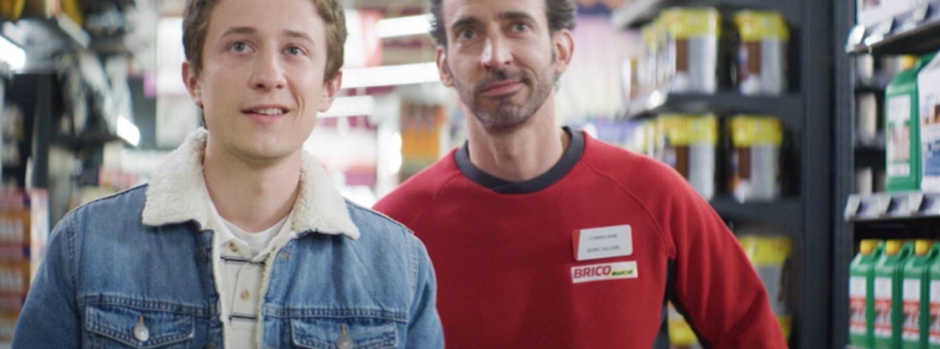 cBricomarché fait sa rentrée aux côtés de Mullenlowe France avec un nouveau film publicitaire pour recruter 1 000 nouveaux collaborateurs Vendeur et un jeune homme regardant dans la même direction