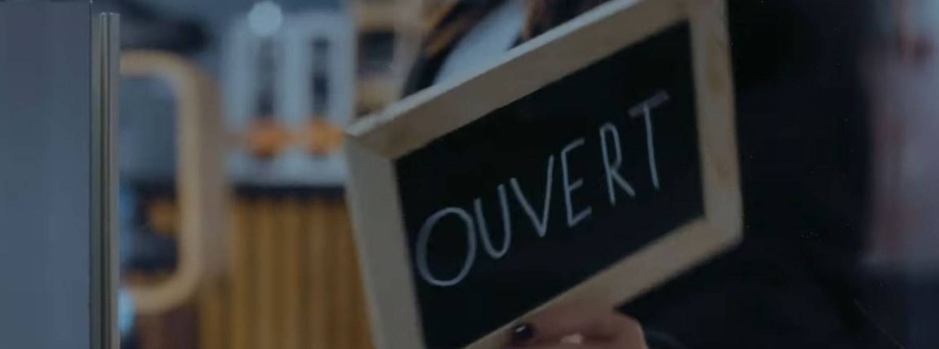 DDB Paris fait passer Monoprix à l'heure d'hiver Pancarte - ouvert -