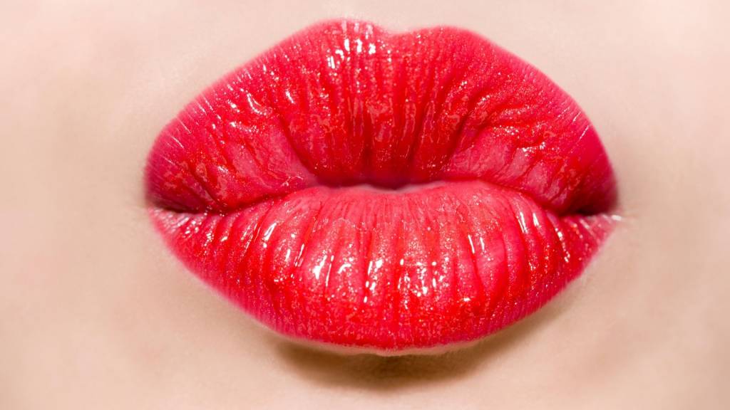 Bouche rouge faisant la moue