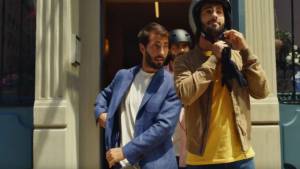 3 hommes sortant d'un immeuble