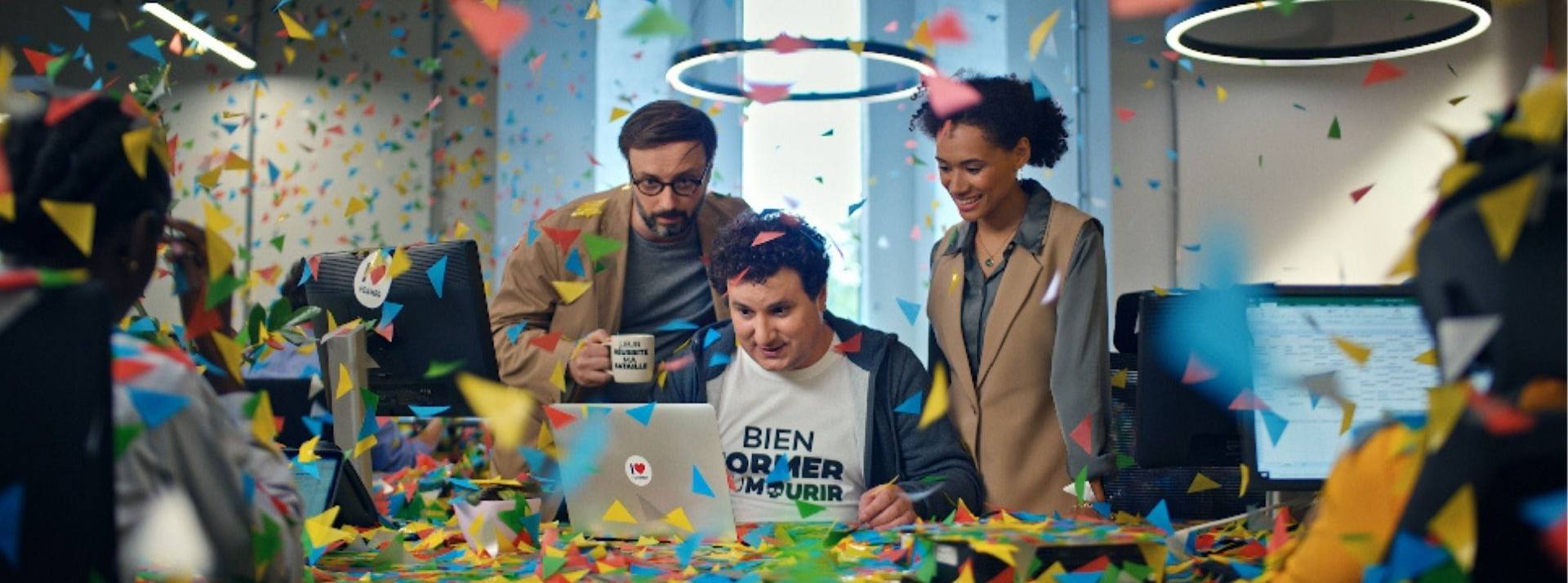 Studi, acteur de la formation en ligne depuis 1999, confie à Steve sa stratégie de marque et sa nouvelle communication TV 3 personne devant un ordinateur, avec des cotillons qui volent