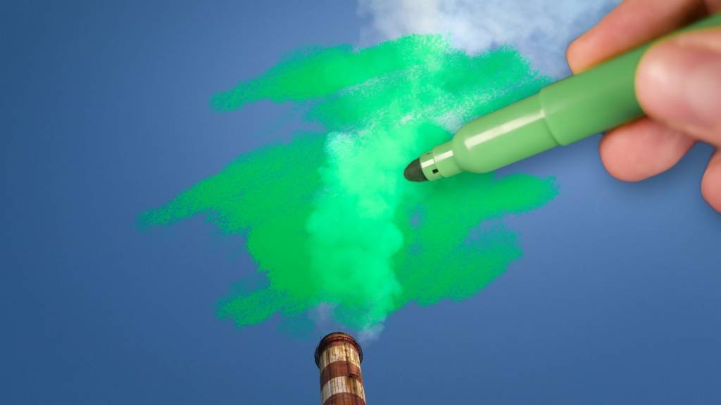 Crayon vert au dessus d'une cheminée d'usine