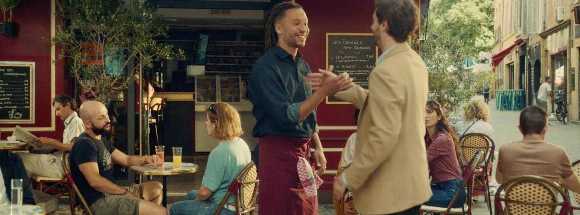 Century 21 affirme sa posture d’acteur engagé dans la vie de quartier, dans sa nouvelle campagne signée Publicis Conseil. Deux hommes se faisant un check