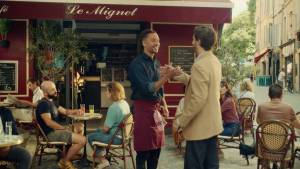 Deux hommes se faisant un check