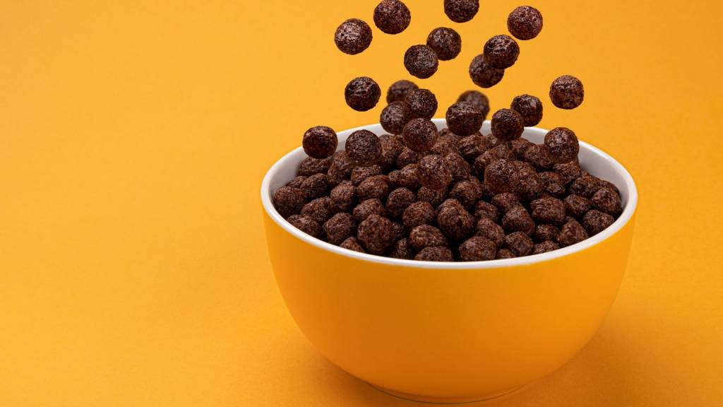 Boules chocolatées de Céréales dans un bol